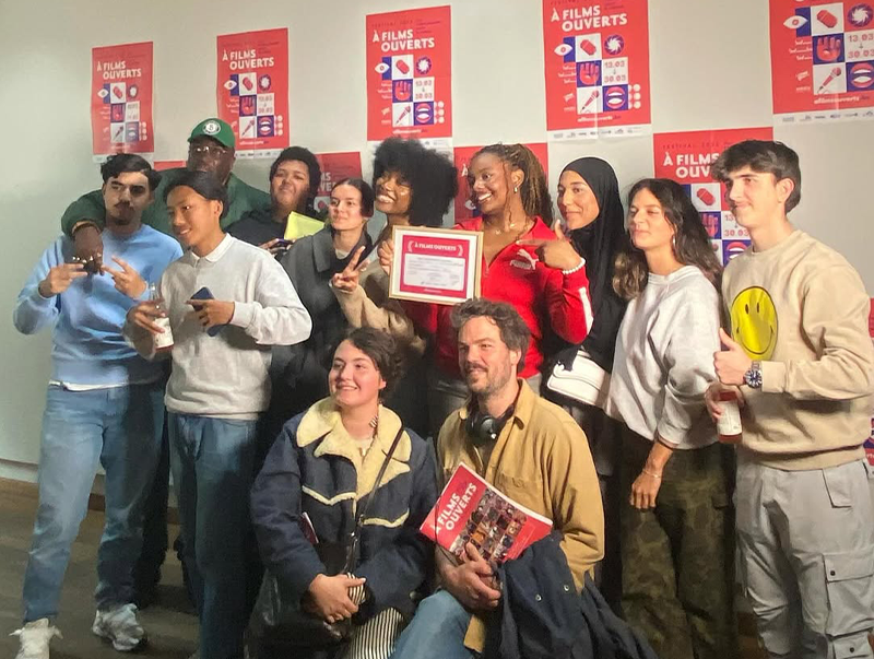 Équipe derrière le court métrage Vivant·e·s de l'École secondaire Plurielle Karreveld et Citizen Motion asbl prenant la pose avec Prezy, membre du Jury, et avec leur prix du Public "Coup de Poing" A Films Ouverts 2025