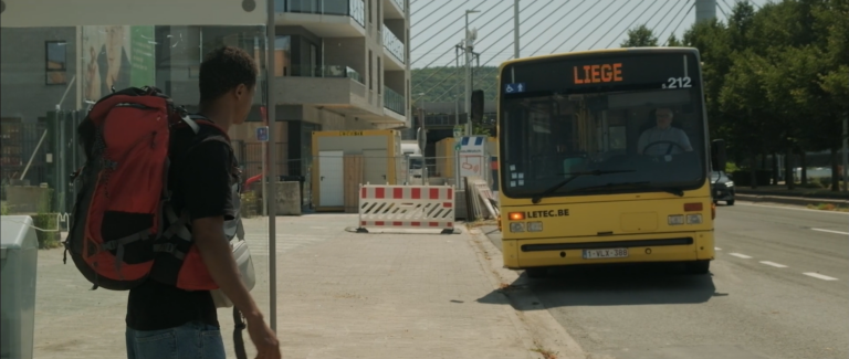Homme noir s'apprêtant à monter dans un bus TEC