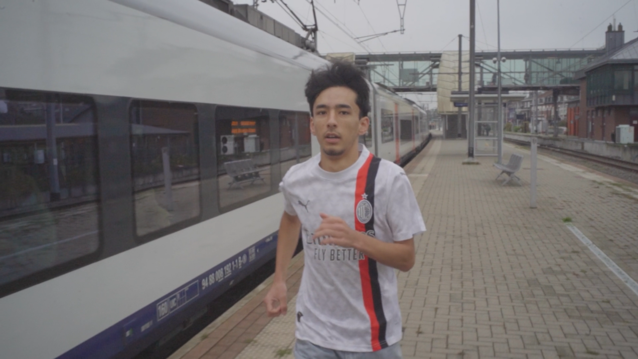 Homme qui court à côté d'un train SNCB