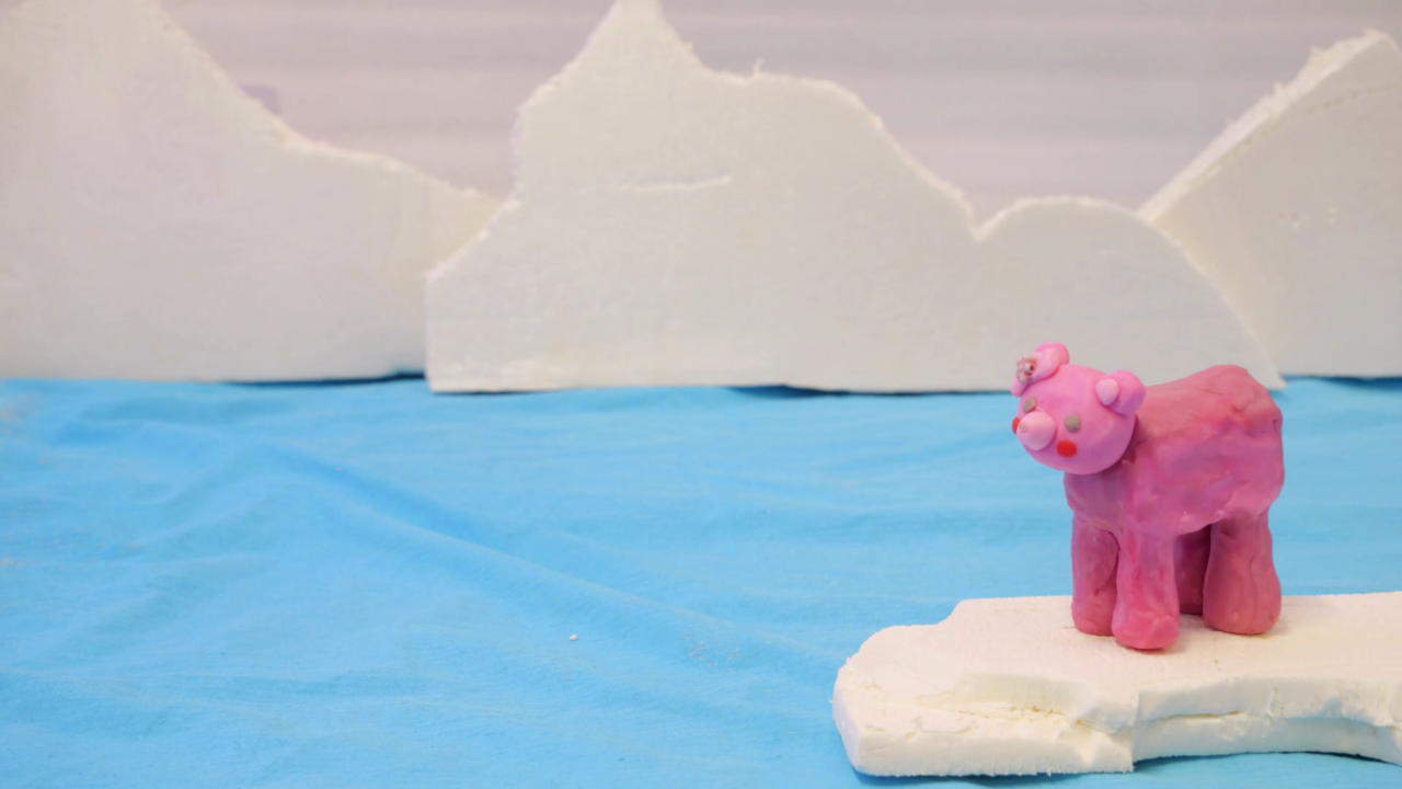 Cochon rose en plasticine sur la banquise