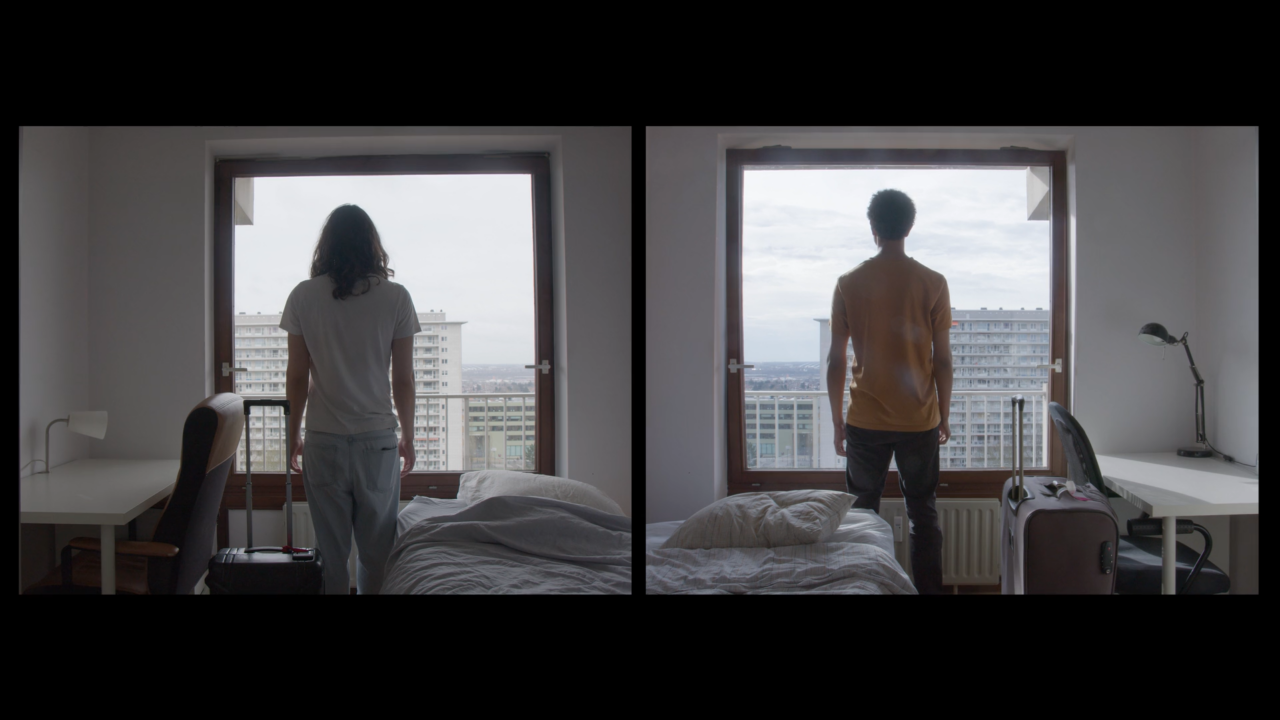 Diptyque de deux hommes dans leur chambre regardant par la fenêtre