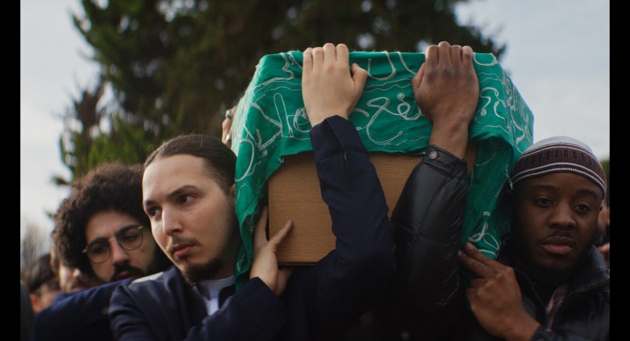 Photo du film Têtes brûlées, des jeunes portent un cercueil