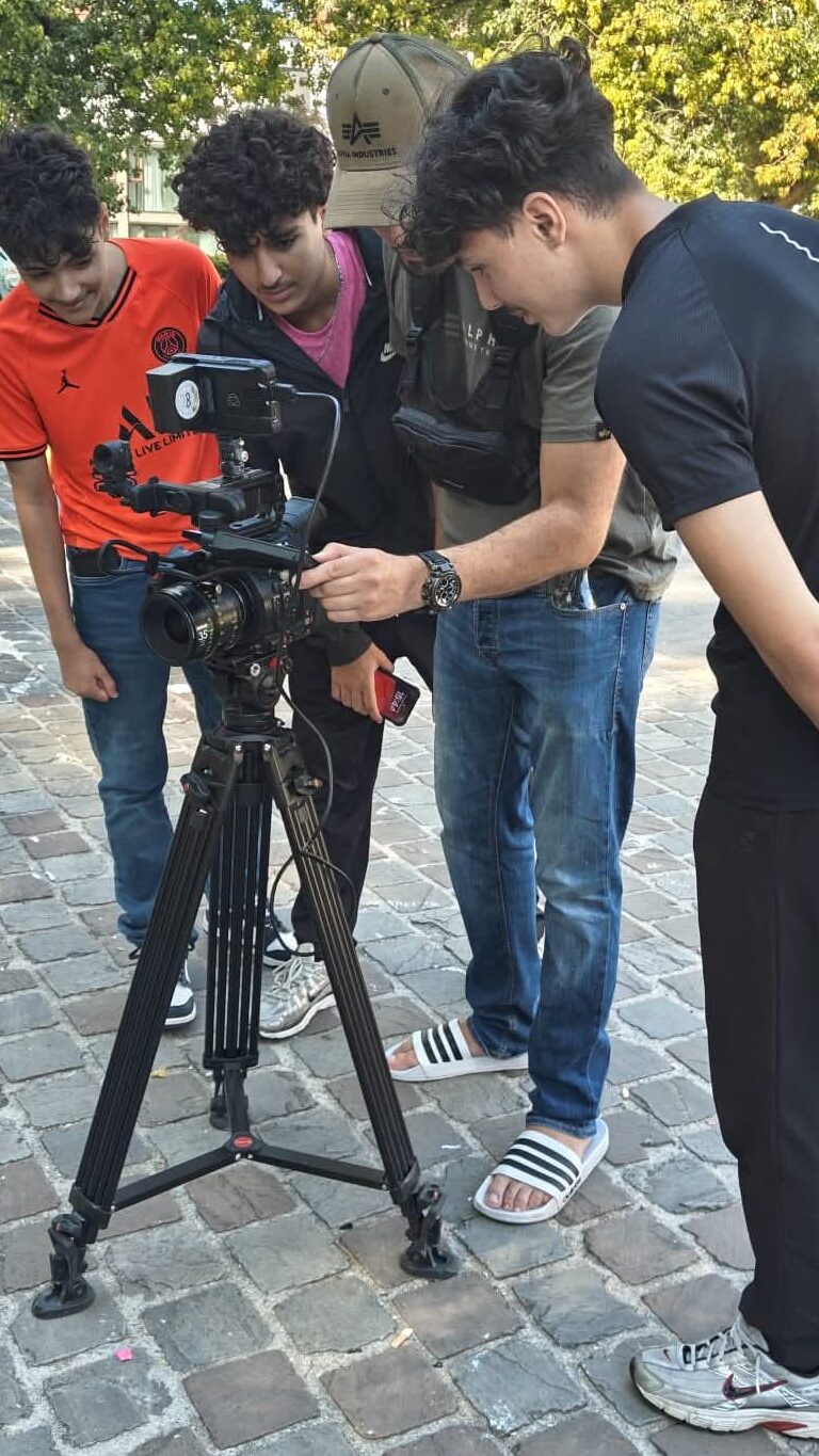 Photo de jeunes de la MJ Caméra Quartier en plein tournage
